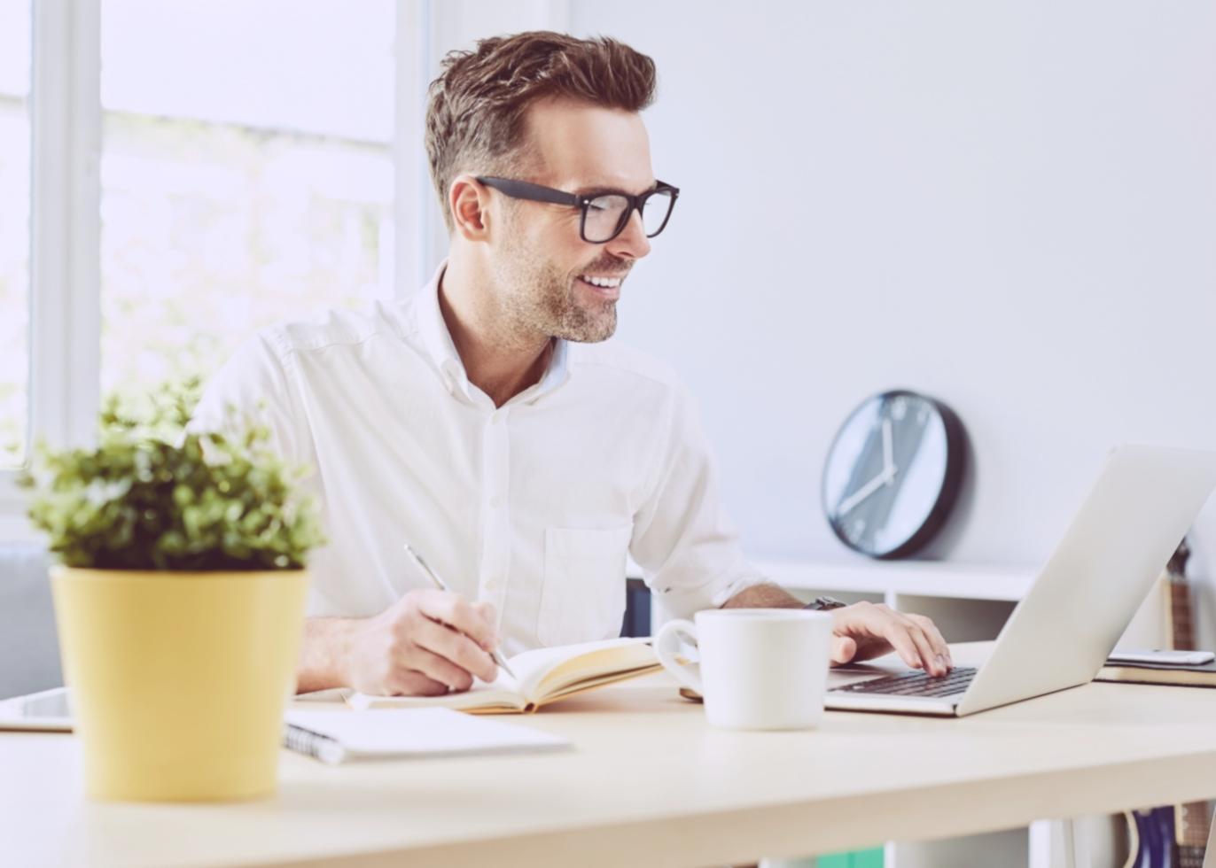 Teilnehmende beim Lernen von Mobile SEO Techniken auf verschiedenen Geräten